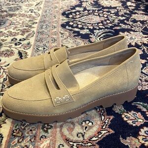 Vionic Cheryl II lug penny loafer in Taupe Beige Leather suede size 8.5